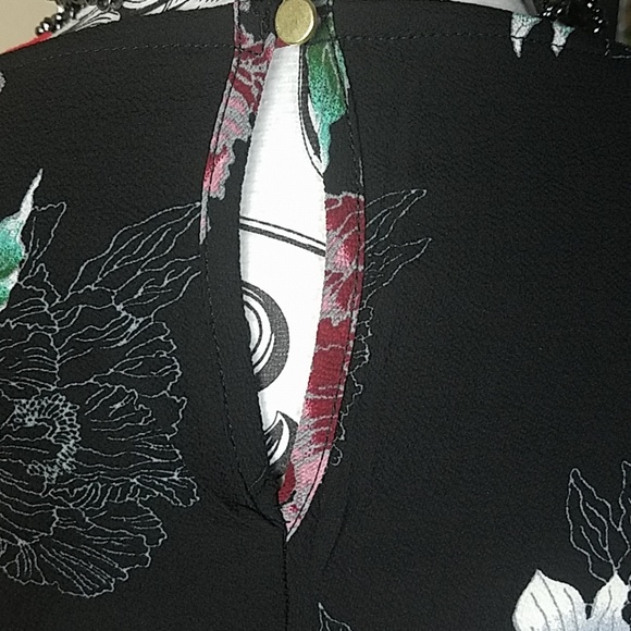 Bodeau, 0032 blk floral top w/bell sleeves, size M - Picture 5 of 7